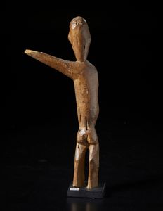 Lobi - Burkina Faso : Scultura antropomorfa con braccio alzato Bateba. Legno duro a patina chiara.  - Asta Asta 422 | AFRICA, OCEANIA E AMERICHE - ARTIGIANATO AFRICANO: VARI COMMITTENTI E SELEZIONE DALLA COLLEZIONE BARTOLOMUCCI Online - Associazione Nazionale - Case d'Asta italiane