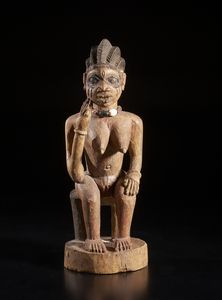 Yoruba -Nigeria : Scultura antropomorfa femminile seduta su seggio. Legno a patina naturale, pigmenti e perline.  - Asta Asta 422 | AFRICA, OCEANIA E AMERICHE - ARTIGIANATO AFRICANO: VARI COMMITTENTI E SELEZIONE DALLA COLLEZIONE BARTOLOMUCCI Online - Associazione Nazionale - Case d'Asta italiane