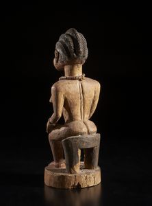 Yoruba -Nigeria : Scultura antropomorfa femminile seduta su seggio. Legno a patina naturale, pigmenti e perline.  - Asta Asta 422 | AFRICA, OCEANIA E AMERICHE - ARTIGIANATO AFRICANO: VARI COMMITTENTI E SELEZIONE DALLA COLLEZIONE BARTOLOMUCCI Online - Associazione Nazionale - Case d'Asta italiane