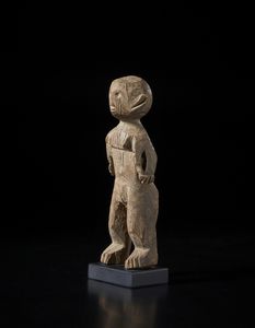 Nbaka - Repubblica Democratica del Congo : Scultura antropomorfa. Legno duro a patina bruna.  - Asta Asta 422 | AFRICA, OCEANIA E AMERICHE - ARTIGIANATO AFRICANO: VARI COMMITTENTI E SELEZIONE DALLA COLLEZIONE BARTOLOMUCCI Online - Associazione Nazionale - Case d'Asta italiane