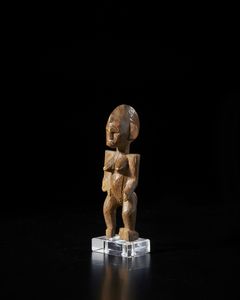 Senufo - Costa d'Avorio/Mali/Burkina Faso : Scultura antropomorfa. Legno duro a patina chiara.  - Asta Asta 422 | AFRICA, OCEANIA E AMERICHE - ARTIGIANATO AFRICANO: VARI COMMITTENTI E SELEZIONE DALLA COLLEZIONE BARTOLOMUCCI Online - Associazione Nazionale - Case d'Asta italiane