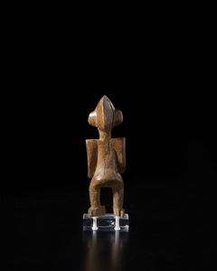 Senufo - Costa d'Avorio/Mali/Burkina Faso : Scultura antropomorfa. Legno duro a patina chiara.  - Asta Asta 422 | AFRICA, OCEANIA E AMERICHE - ARTIGIANATO AFRICANO: VARI COMMITTENTI E SELEZIONE DALLA COLLEZIONE BARTOLOMUCCI Online - Associazione Nazionale - Case d'Asta italiane