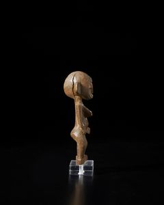 Senufo - Costa d'Avorio/Mali/Burkina Faso : Scultura antropomorfa. Legno duro a patina chiara.  - Asta Asta 422 | AFRICA, OCEANIA E AMERICHE - ARTIGIANATO AFRICANO: VARI COMMITTENTI E SELEZIONE DALLA COLLEZIONE BARTOLOMUCCI Online - Associazione Nazionale - Case d'Asta italiane