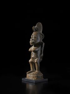 Senufo - Costa d'Avorio/Mali : Scultura antropomorfa. Legno duro a patina scura.  - Asta Asta 422 | AFRICA, OCEANIA E AMERICHE - ARTIGIANATO AFRICANO: VARI COMMITTENTI E SELEZIONE DALLA COLLEZIONE BARTOLOMUCCI Online - Associazione Nazionale - Case d'Asta italiane