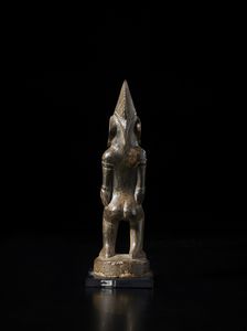 Senufo - Costa d'Avorio/Mali : Scultura antropomorfa. Legno duro a patina scura.  - Asta Asta 422 | AFRICA, OCEANIA E AMERICHE - ARTIGIANATO AFRICANO: VARI COMMITTENTI E SELEZIONE DALLA COLLEZIONE BARTOLOMUCCI Online - Associazione Nazionale - Case d'Asta italiane