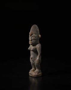 Senufo - Costa d'Avorio/Mali : Scultura antropomorfa. Legno duro a patina scura crostosa.  - Asta Asta 422 | AFRICA, OCEANIA E AMERICHE - ARTIGIANATO AFRICANO: VARI COMMITTENTI E SELEZIONE DALLA COLLEZIONE BARTOLOMUCCI Online - Associazione Nazionale - Case d'Asta italiane