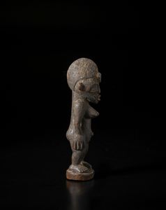 Senufo - Costa d'Avorio/Mali : Scultura antropomorfa. Legno duro a patina scura crostosa.  - Asta Asta 422 | AFRICA, OCEANIA E AMERICHE - ARTIGIANATO AFRICANO: VARI COMMITTENTI E SELEZIONE DALLA COLLEZIONE BARTOLOMUCCI Online - Associazione Nazionale - Case d'Asta italiane