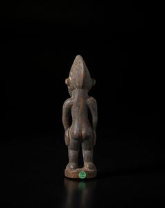 Senufo - Costa d'Avorio/Mali : Scultura antropomorfa. Legno duro a patina scura crostosa.  - Asta Asta 422 | AFRICA, OCEANIA E AMERICHE - ARTIGIANATO AFRICANO: VARI COMMITTENTI E SELEZIONE DALLA COLLEZIONE BARTOLOMUCCI Online - Associazione Nazionale - Case d'Asta italiane