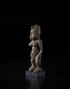 Senufo - Costa d'Avorio/Mali : Scultura antropomorfa. Legno duro a patina scura.  - Asta Asta 422 | AFRICA, OCEANIA E AMERICHE - ARTIGIANATO AFRICANO: VARI COMMITTENTI E SELEZIONE DALLA COLLEZIONE BARTOLOMUCCI Online - Associazione Nazionale - Case d'Asta italiane