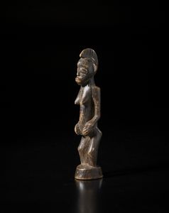 Senufo - Costa d'Avorio/Mali : Scultura antropomorfa.Legno duro a patina bruna.  - Asta Asta 422 | AFRICA, OCEANIA E AMERICHE - ARTIGIANATO AFRICANO: VARI COMMITTENTI E SELEZIONE DALLA COLLEZIONE BARTOLOMUCCI Online - Associazione Nazionale - Case d'Asta italiane