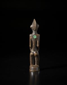 Senufo - Costa d'Avorio/Mali : Scultura antropomorfa.Legno duro a patina bruna.  - Asta Asta 422 | AFRICA, OCEANIA E AMERICHE - ARTIGIANATO AFRICANO: VARI COMMITTENTI E SELEZIONE DALLA COLLEZIONE BARTOLOMUCCI Online - Associazione Nazionale - Case d'Asta italiane