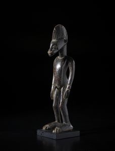 Senufo - Costa d'Avorio/Mali - Scultura antropomorfa. Legno duro a patina nera.