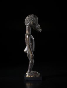 Senufo - Costa d'Avorio/Mali : Scultura antropomorfa. Legno duro a patina nera.  - Asta Asta 422 | AFRICA, OCEANIA E AMERICHE - ARTIGIANATO AFRICANO: VARI COMMITTENTI E SELEZIONE DALLA COLLEZIONE BARTOLOMUCCI Online - Associazione Nazionale - Case d'Asta italiane