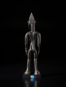 Senufo - Costa d'Avorio/Mali : Scultura antropomorfa. Legno duro a patina nera.  - Asta Asta 422 | AFRICA, OCEANIA E AMERICHE - ARTIGIANATO AFRICANO: VARI COMMITTENTI E SELEZIONE DALLA COLLEZIONE BARTOLOMUCCI Online - Associazione Nazionale - Case d'Asta italiane