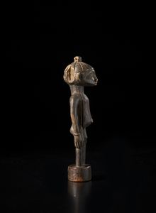 Senufo - Costa d'Avorio/Mali : Scultura antropomorfa. Legno duro a patina scura.  - Asta Asta 422 | AFRICA, OCEANIA E AMERICHE - ARTIGIANATO AFRICANO: VARI COMMITTENTI E SELEZIONE DALLA COLLEZIONE BARTOLOMUCCI Online - Associazione Nazionale - Case d'Asta italiane