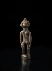 Senufo - Costa d'Avorio/Mali : Scultura antropomorfa. Legno duro a patina scura.  - Asta Asta 422 | AFRICA, OCEANIA E AMERICHE - ARTIGIANATO AFRICANO: VARI COMMITTENTI E SELEZIONE DALLA COLLEZIONE BARTOLOMUCCI Online - Associazione Nazionale - Case d'Asta italiane