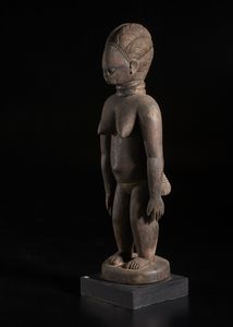 Mende - Sierra Leone : Scultura  antropomorfa femminile.Legno a patina bruna.  - Asta Asta 422 | AFRICA, OCEANIA E AMERICHE - ARTIGIANATO AFRICANO: VARI COMMITTENTI E SELEZIONE DALLA COLLEZIONE BARTOLOMUCCI Online - Associazione Nazionale - Case d'Asta italiane