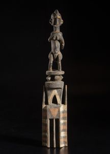 Dogon - Mali - Maschera Walu con scultura a figura  antropomorfa femminile sovrastante. Legno, caolino e pigmenti.