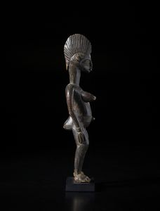 Senufo - Costa d'Avorio/Mali : Scultura antropomorfa. Legno duro a patina scura.  - Asta Asta 422 | AFRICA, OCEANIA E AMERICHE - ARTIGIANATO AFRICANO: VARI COMMITTENTI E SELEZIONE DALLA COLLEZIONE BARTOLOMUCCI Online - Associazione Nazionale - Case d'Asta italiane