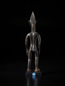 Senufo - Costa d'Avorio/Mali : Scultura antropomorfa. Legno duro a patina scura.  - Asta Asta 422 | AFRICA, OCEANIA E AMERICHE - ARTIGIANATO AFRICANO: VARI COMMITTENTI E SELEZIONE DALLA COLLEZIONE BARTOLOMUCCI Online - Associazione Nazionale - Case d'Asta italiane