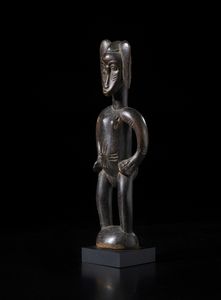 Senufo - Costa d'Avorio/Mali : Scultura antropomorfa. Legno duro a patina scura.  - Asta Asta 422 | AFRICA, OCEANIA E AMERICHE - ARTIGIANATO AFRICANO: VARI COMMITTENTI E SELEZIONE DALLA COLLEZIONE BARTOLOMUCCI Online - Associazione Nazionale - Case d'Asta italiane