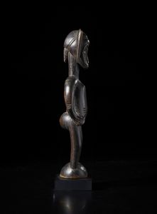 Senufo - Costa d'Avorio/Mali : Scultura antropomorfa. Legno duro a patina scura.  - Asta Asta 422 | AFRICA, OCEANIA E AMERICHE - ARTIGIANATO AFRICANO: VARI COMMITTENTI E SELEZIONE DALLA COLLEZIONE BARTOLOMUCCI Online - Associazione Nazionale - Case d'Asta italiane