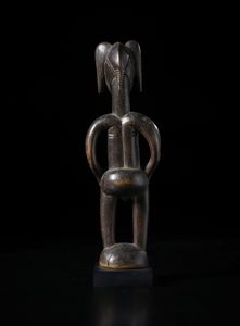 Senufo - Costa d'Avorio/Mali : Scultura antropomorfa. Legno duro a patina scura.  - Asta Asta 422 | AFRICA, OCEANIA E AMERICHE - ARTIGIANATO AFRICANO: VARI COMMITTENTI E SELEZIONE DALLA COLLEZIONE BARTOLOMUCCI Online - Associazione Nazionale - Case d'Asta italiane