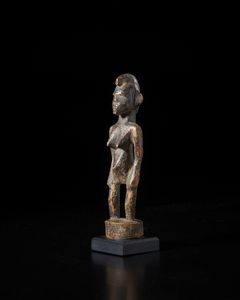 Senufo - Costa d'Avorio/Mali : Scultura antropomorfa. Legno duro a patina scura.  - Asta Asta 422 | AFRICA, OCEANIA E AMERICHE - ARTIGIANATO AFRICANO: VARI COMMITTENTI E SELEZIONE DALLA COLLEZIONE BARTOLOMUCCI Online - Associazione Nazionale - Case d'Asta italiane