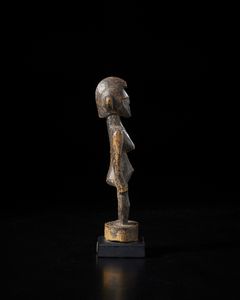 Senufo - Costa d'Avorio/Mali : Scultura antropomorfa. Legno duro a patina scura.  - Asta Asta 422 | AFRICA, OCEANIA E AMERICHE - ARTIGIANATO AFRICANO: VARI COMMITTENTI E SELEZIONE DALLA COLLEZIONE BARTOLOMUCCI Online - Associazione Nazionale - Case d'Asta italiane