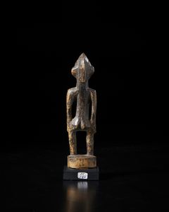 Senufo - Costa d'Avorio/Mali : Scultura antropomorfa. Legno duro a patina scura.  - Asta Asta 422 | AFRICA, OCEANIA E AMERICHE - ARTIGIANATO AFRICANO: VARI COMMITTENTI E SELEZIONE DALLA COLLEZIONE BARTOLOMUCCI Online - Associazione Nazionale - Case d'Asta italiane