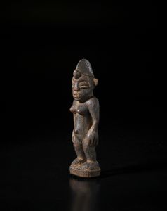 Senufo - Costa d'Avorio/Mali : Scultura antropomorfa. Legno duro a patina scura e crostosa.  - Asta Asta 422 | AFRICA, OCEANIA E AMERICHE - ARTIGIANATO AFRICANO: VARI COMMITTENTI E SELEZIONE DALLA COLLEZIONE BARTOLOMUCCI Online - Associazione Nazionale - Case d'Asta italiane