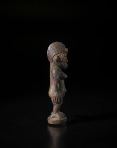 Senufo - Costa d'Avorio/Mali : Scultura antropomorfa. Legno duro a patina scura e crostosa.  - Asta Asta 422 | AFRICA, OCEANIA E AMERICHE - ARTIGIANATO AFRICANO: VARI COMMITTENTI E SELEZIONE DALLA COLLEZIONE BARTOLOMUCCI Online - Associazione Nazionale - Case d'Asta italiane