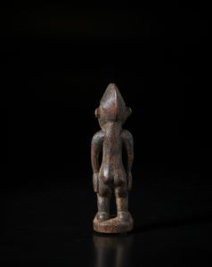 Senufo - Costa d'Avorio/Mali : Scultura antropomorfa. Legno duro a patina scura e crostosa.  - Asta Asta 422 | AFRICA, OCEANIA E AMERICHE - ARTIGIANATO AFRICANO: VARI COMMITTENTI E SELEZIONE DALLA COLLEZIONE BARTOLOMUCCI Online - Associazione Nazionale - Case d'Asta italiane