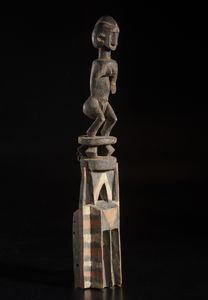 Dogon - Mali : Maschera Walu con scultura a figura  antropomorfa femminile sovrastante. Legno, caolino e pigmenti.  - Asta Asta 422 | AFRICA, OCEANIA E AMERICHE - ARTIGIANATO AFRICANO: VARI COMMITTENTI E SELEZIONE DALLA COLLEZIONE BARTOLOMUCCI Online - Associazione Nazionale - Case d'Asta italiane