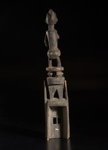 Dogon - Mali : Maschera Walu con scultura a figura  antropomorfa femminile sovrastante. Legno, caolino e pigmenti.  - Asta Asta 422 | AFRICA, OCEANIA E AMERICHE - ARTIGIANATO AFRICANO: VARI COMMITTENTI E SELEZIONE DALLA COLLEZIONE BARTOLOMUCCI Online - Associazione Nazionale - Case d'Asta italiane