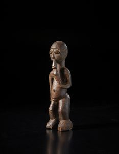 Lobi - Burkina Faso/Costa d'Avorio : Scultura antropomorfa Bateba con pipa. Legno a patina marrone lucida.  - Asta Asta 422 | AFRICA, OCEANIA E AMERICHE - ARTIGIANATO AFRICANO: VARI COMMITTENTI E SELEZIONE DALLA COLLEZIONE BARTOLOMUCCI Online - Associazione Nazionale - Case d'Asta italiane