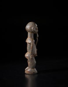 Lobi - Burkina Faso/Costa d'Avorio : Scultura antropomorfa Bateba con pipa. Legno a patina marrone lucida.  - Asta Asta 422 | AFRICA, OCEANIA E AMERICHE - ARTIGIANATO AFRICANO: VARI COMMITTENTI E SELEZIONE DALLA COLLEZIONE BARTOLOMUCCI Online - Associazione Nazionale - Case d'Asta italiane