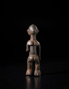 Lobi - Burkina Faso/Costa d'Avorio : Scultura antropomorfa Bateba con pipa. Legno a patina marrone lucida.  - Asta Asta 422 | AFRICA, OCEANIA E AMERICHE - ARTIGIANATO AFRICANO: VARI COMMITTENTI E SELEZIONE DALLA COLLEZIONE BARTOLOMUCCI Online - Associazione Nazionale - Case d'Asta italiane