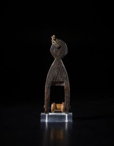 Dogon - Mali : Puleggia da telaio per tessitore. Legno duro a patina scura, ferro e fibre.  - Asta Asta 422 | AFRICA, OCEANIA E AMERICHE - ARTIGIANATO AFRICANO: VARI COMMITTENTI E SELEZIONE DALLA COLLEZIONE BARTOLOMUCCI Online - Associazione Nazionale - Case d'Asta italiane