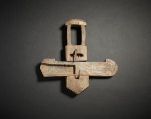 Dogon - Mali : Serratura per porta di granaio. Legno duro a patina naturale e metallo.  - Asta Asta 422 | AFRICA, OCEANIA E AMERICHE - ARTIGIANATO AFRICANO: VARI COMMITTENTI E SELEZIONE DALLA COLLEZIONE BARTOLOMUCCI Online - Associazione Nazionale - Case d'Asta italiane