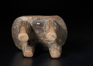 Senufo - Costa d'Avorio/Mali : Seggio. Legno massiccio a patina marrone.  - Asta Asta 422 | AFRICA, OCEANIA E AMERICHE - ARTIGIANATO AFRICANO: VARI COMMITTENTI E SELEZIONE DALLA COLLEZIONE BARTOLOMUCCI Online - Associazione Nazionale - Case d'Asta italiane