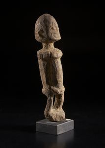 Dogon - Mali - Scultura antropomorfa. Legno duro a patina chiara.