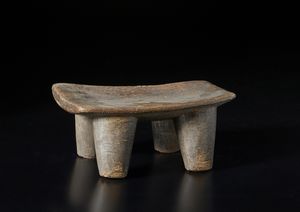 Mossi - Burkina Faso - Seggio. Legno massiccio a patina marrone.