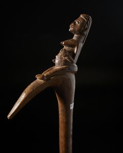 Lobi - Burkina Faso : Insegna di rango con figura antropomorfa.Legno duro a patina marrone.  - Asta Asta 422 | AFRICA, OCEANIA E AMERICHE - ARTIGIANATO AFRICANO: VARI COMMITTENTI E SELEZIONE DALLA COLLEZIONE BARTOLOMUCCI Online - Associazione Nazionale - Case d'Asta italiane