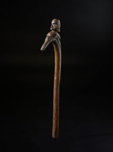 Lobi - Burkina Faso - Insegna di rango con figura antropomorfa gianeiforme. Legno duro a patina marrone.