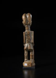 Guro - Costa d'Avorio : Scultura antropomorfa femminile. Legno duro a patina scura.  - Asta Asta 422 | AFRICA, OCEANIA E AMERICHE - ARTIGIANATO AFRICANO: VARI COMMITTENTI E SELEZIONE DALLA COLLEZIONE BARTOLOMUCCI Online - Associazione Nazionale - Case d'Asta italiane