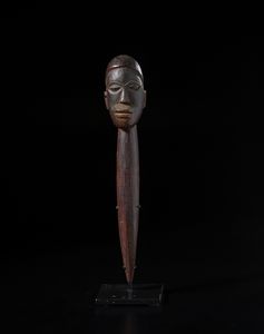 Lobi - Burkina Faso/Costa d'Avorio - Scultura in forma di  testa antropomorfa con collo allungato. Legno duro a patina scura.