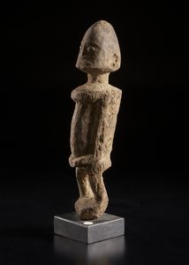 Dogon - Mali : Scultura antropomorfa. Legno duro a patina chiara.  - Asta Asta 422 | AFRICA, OCEANIA E AMERICHE - ARTIGIANATO AFRICANO: VARI COMMITTENTI E SELEZIONE DALLA COLLEZIONE BARTOLOMUCCI Online - Associazione Nazionale - Case d'Asta italiane