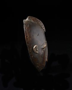 Mossi - Burkina Faso : Maschera antropomorfa. Legno con patina marrone.  - Asta Asta 422 | AFRICA, OCEANIA E AMERICHE - ARTIGIANATO AFRICANO: VARI COMMITTENTI E SELEZIONE DALLA COLLEZIONE BARTOLOMUCCI Online - Associazione Nazionale - Case d'Asta italiane