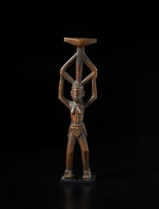 Mossi - Burkina Faso - Fischietto con figura antropomorfa con braccia alzate.Legno duro a patina chiara.